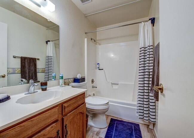 Building Photo - Perfect home for enjoying your winter in Arizona.  2 bed 2 bath on the 14th fairway of Heron Lake...