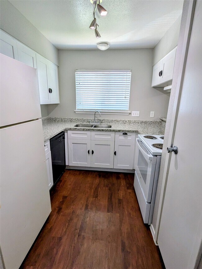 Building Photo - 7661 Fallbrook Dr