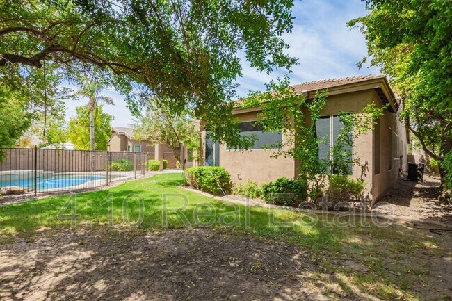 Building Photo - 463 W Canary Way