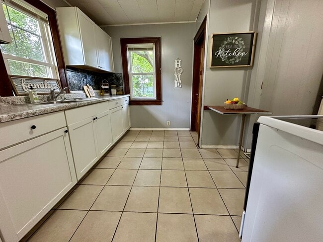 Building Photo - 1 bedroom, 1 bathroom home for rent in Wat...