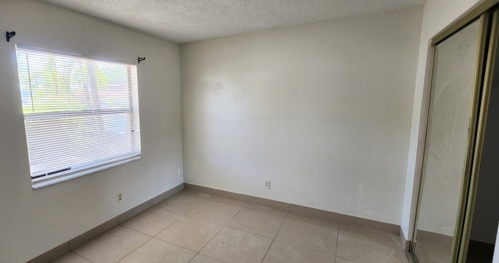 Building Photo - 6943 SW 40th St