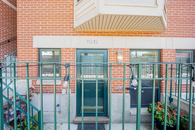 Building Photo - 711 S Ashland Ave