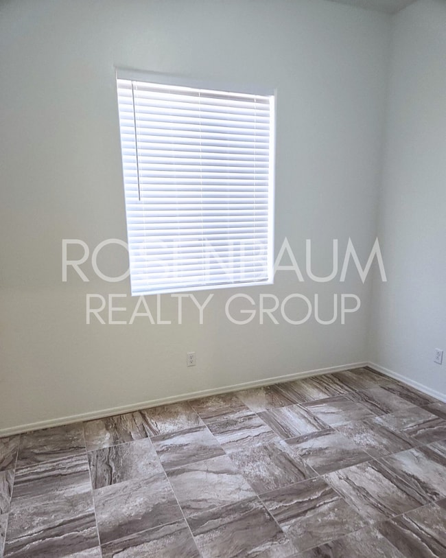 Building Photo - Gorgeous 3-bedrooms, 2-baths home tucked a...