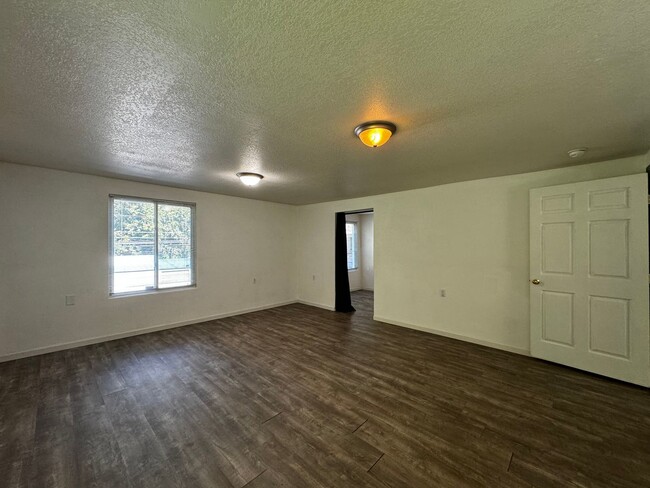 Building Photo - 1800 Square Foot River Front two level hom...