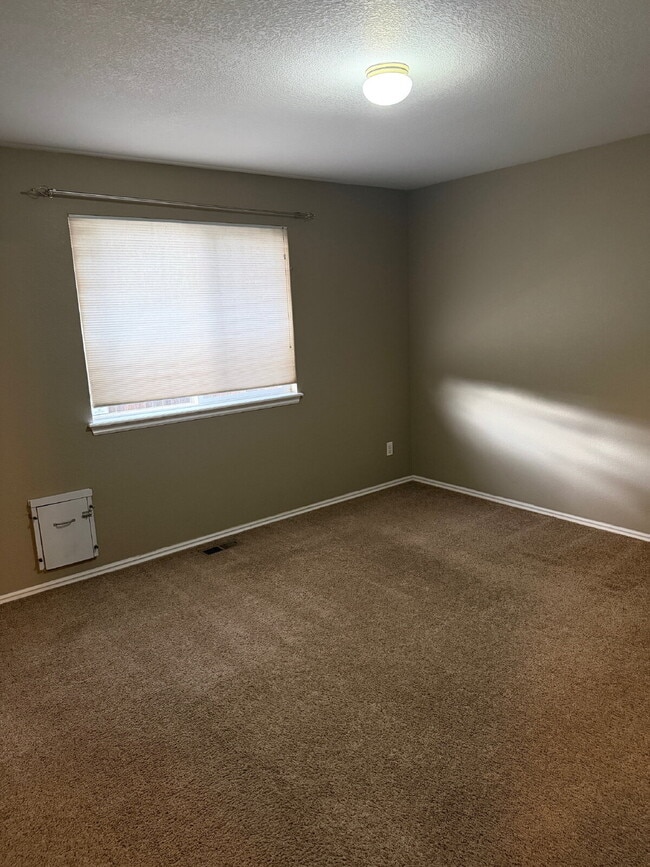 Building Photo - "Charming Thornton Retreat: Spacious 3-Bed, 3-Bath Home with 1,859 Sq Ft of Comfort!"