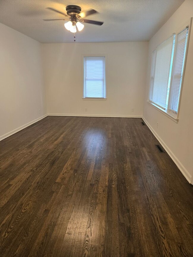 Building Photo - 3 bedroom 1 bath ranch home on a quiet dea...