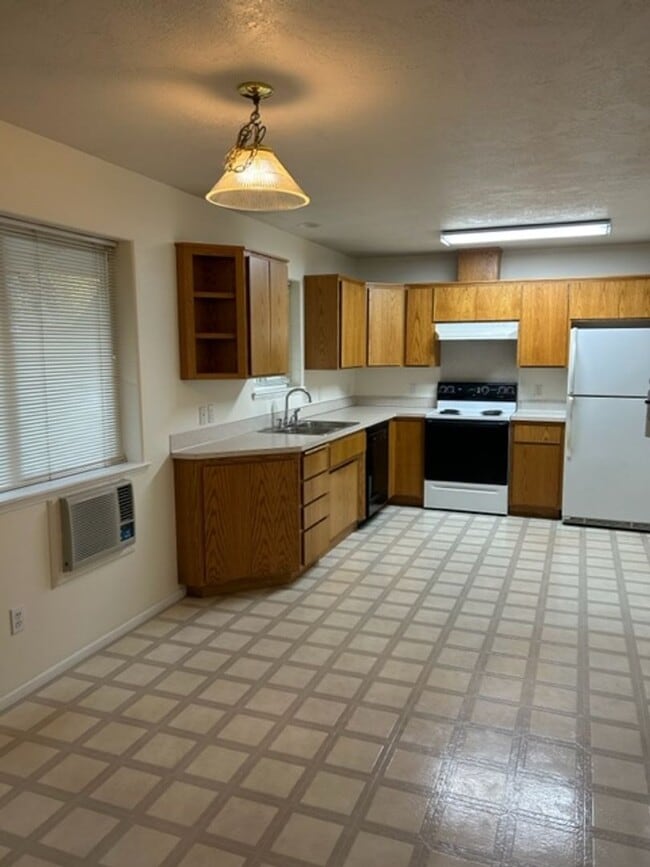 Building Photo - 422-422 Division Ave