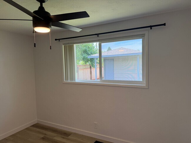 Building Photo - Updated 2 bedroom 1 bath duplex!