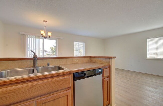 Building Photo - Beautiful Townhome- 3 Bedrooms