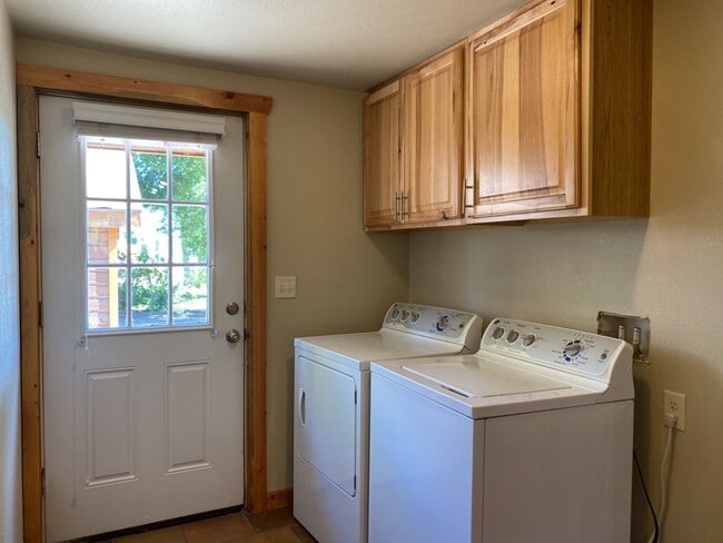 Building Photo - Updated Old Town 3 Bed 2 Bath Home w/ fenced yard and 1 car garage