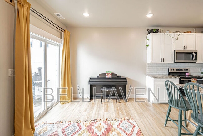 Building Photo - 380 S 3rd W