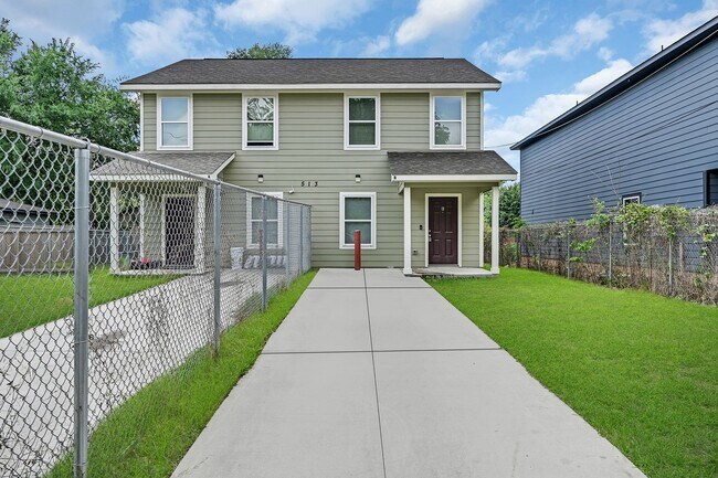 Building Photo - ASAP move in! Charming 3-Bedroom Home in the Heart of Conroe
