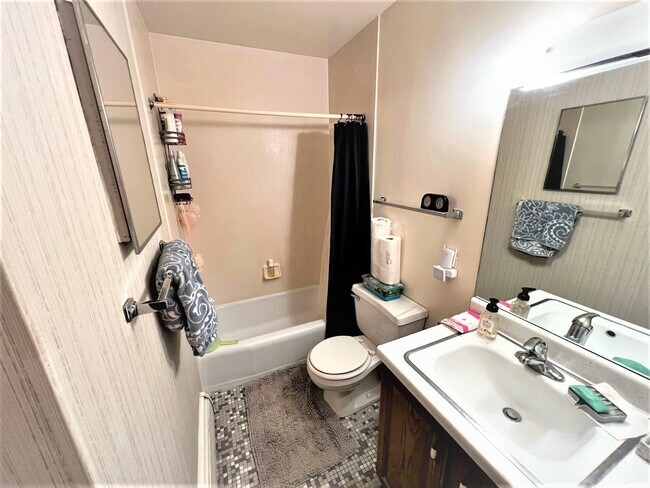 Building Photo - 318 Island Dr