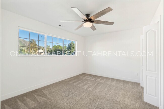 Building Photo - 960 N E Vw Ln