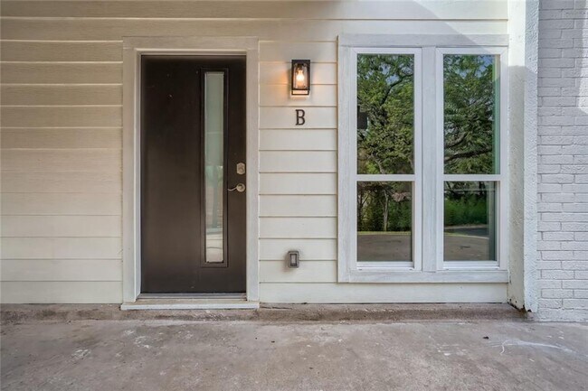 Building Photo - 6204 Shadow Valley Dr