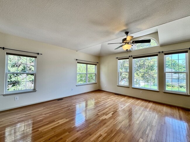 Building Photo - A Chesapeake Bay Townhome w/Garage, Available NOW! 2 Downstairs Bedrooms - Pet Friendly - 2 Balco...