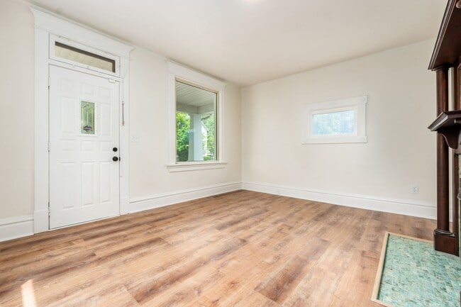 Building Photo - 479 Siebert St