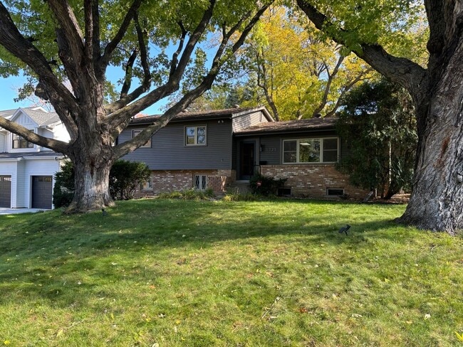 Building Photo - Beautiful 4-Bedroom, 2-Bathroom Home in Ed...