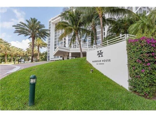 Building Photo - 10275 Collins Ave