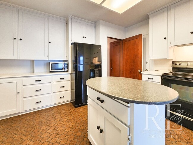 Building Photo - Waterfront Tudor | Private, Vintage Charm with Casita