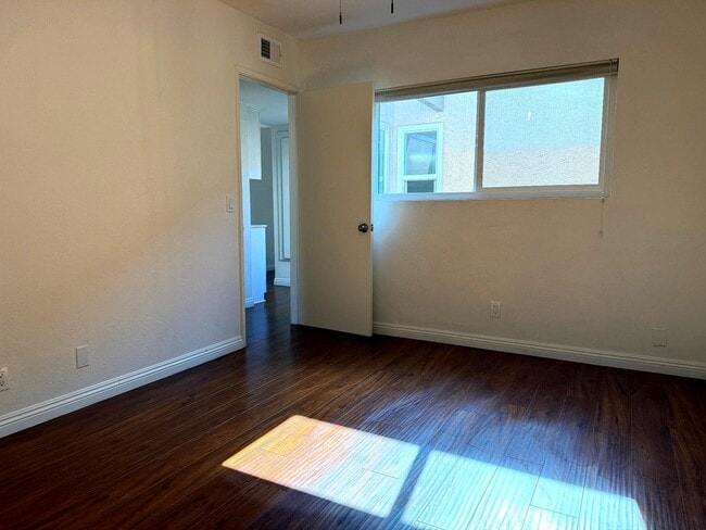 Building Photo - Beautiful 3 Bedroom 2.5 Bath