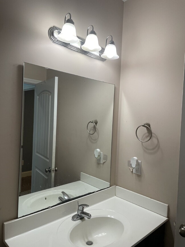 Building Photo - Pet Friendly Three Bedroom Two Full Bathro...