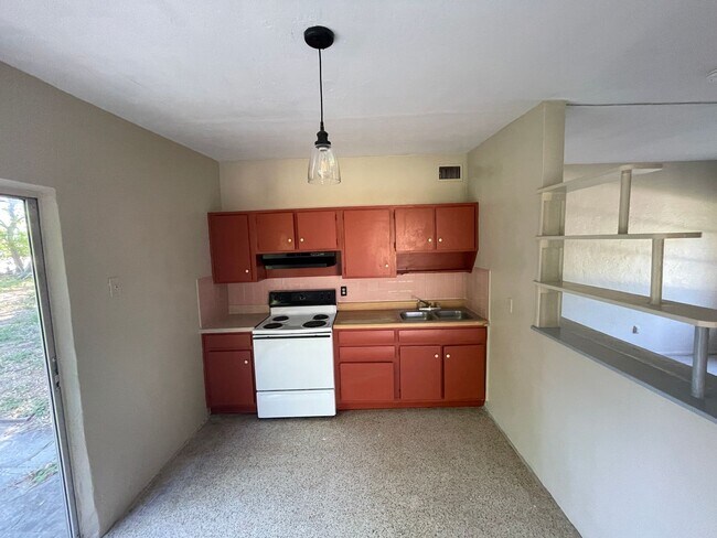 Building Photo - 2/1 Single Family Home