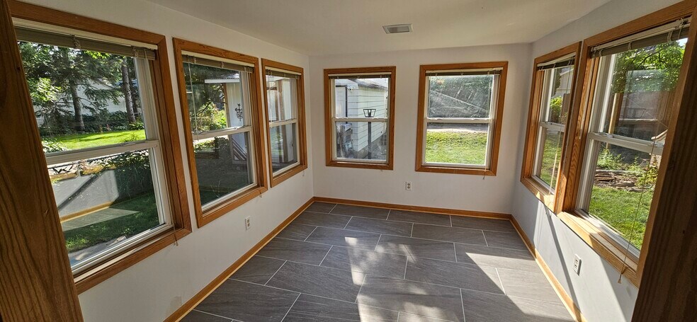 Building Photo - 3046 McKinley St NE
