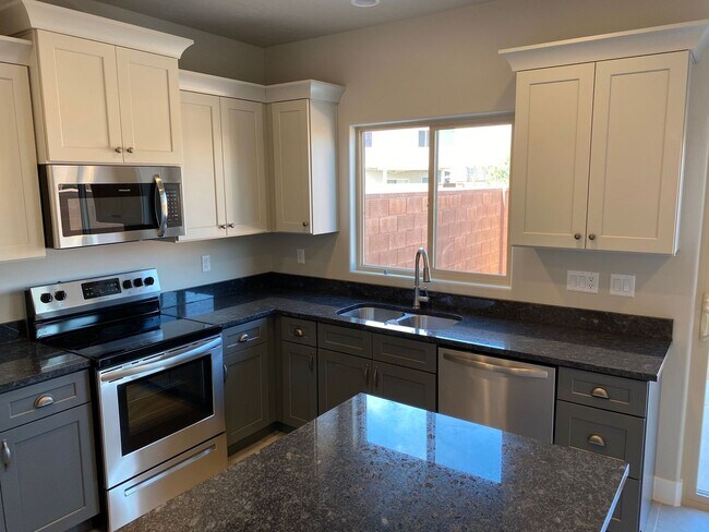 Building Photo - Newer- Red Mountain Vista Town Home,