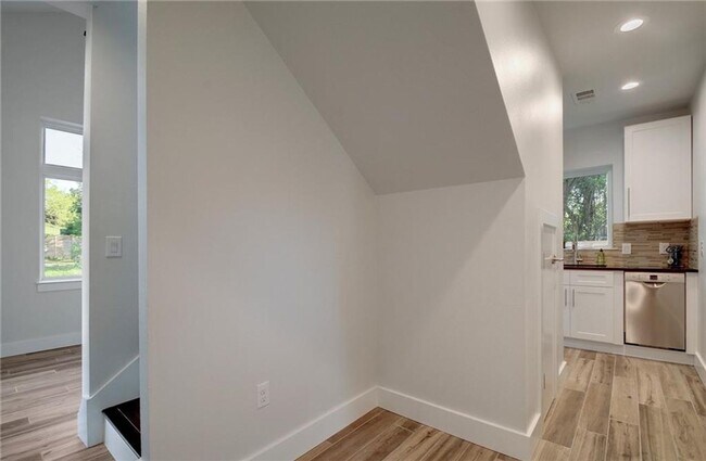 Building Photo - East Austin 2 Bed 2 Bath