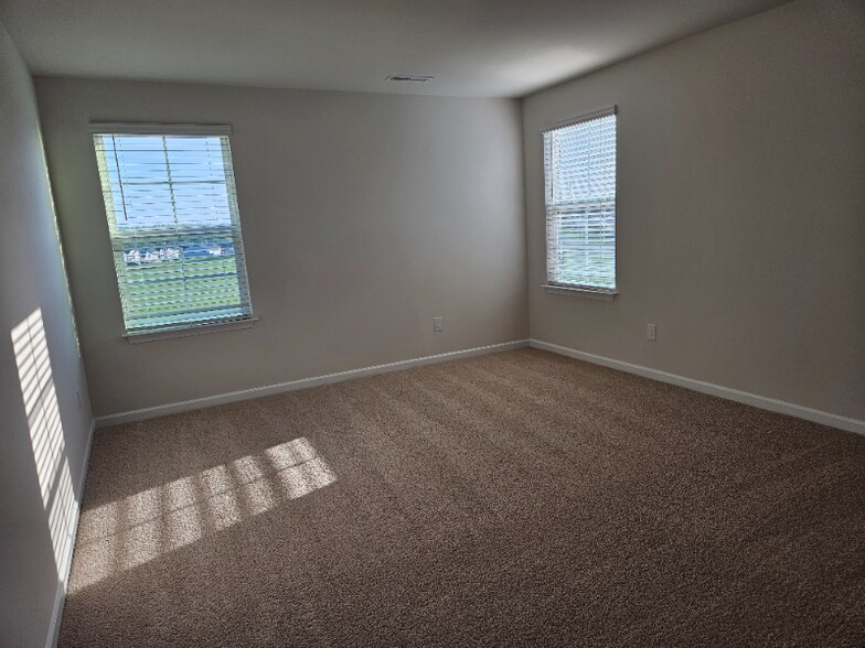 Building Photo - 186 Falcon Ln