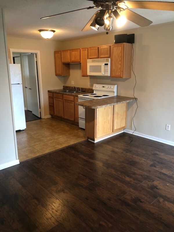 Building Photo - 2231 Forest Lake Dr