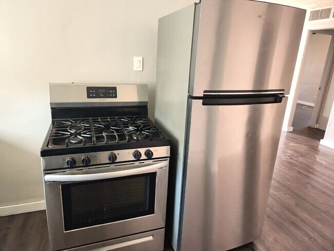 Building Photo - AMAZING 1 BEDROOM 1 BATHROOM FOR LEASE