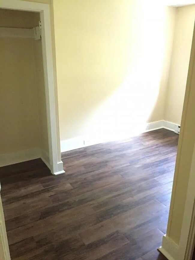 Building Photo - Introducing a pleasant 2-bedroom, 1-bathro...