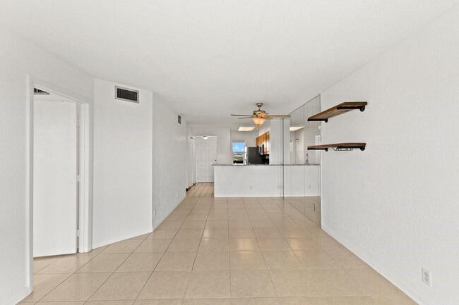 Building Photo - 2106 S Cypress Bend Dr