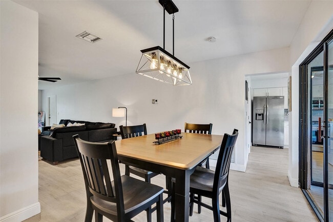 Building Photo - 4840 Greentree Ln