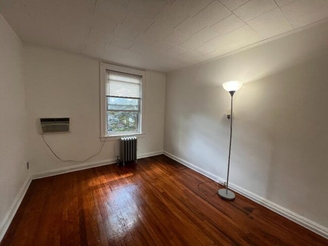 Building Photo - 2 bedroom in SUNNYSIDE NY 11104