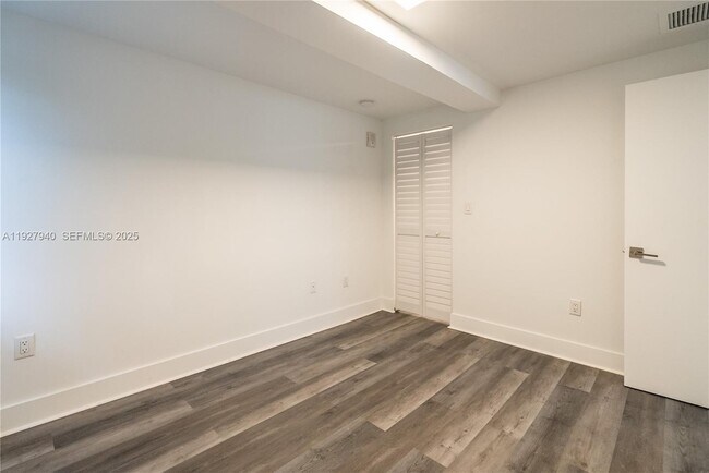 Building Photo - 1985 Bay Dr