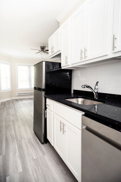 Building Photo - 630 W Roscoe St