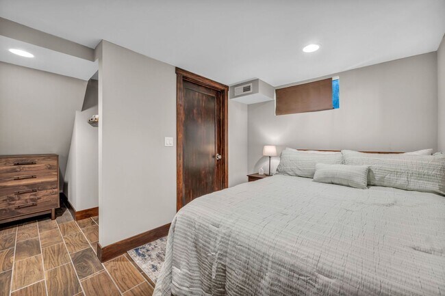 Building Photo - Charming Modern Industrial Fully Furnished Home for Lease