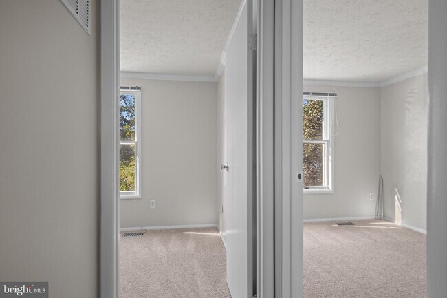 Building Photo - Conveniently Located Townhouse with Versatile Living Spaces