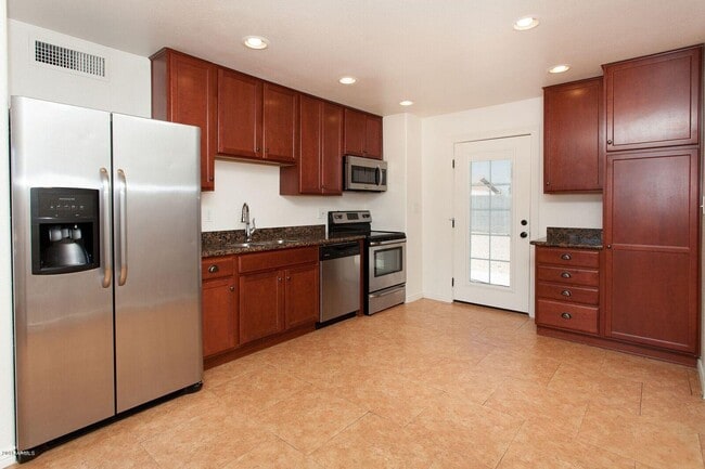 Building Photo - 3228 W Lisbon Ln