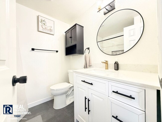 Building Photo - Freshly Updated Gig Harbor Townhome Near the Waterfront!