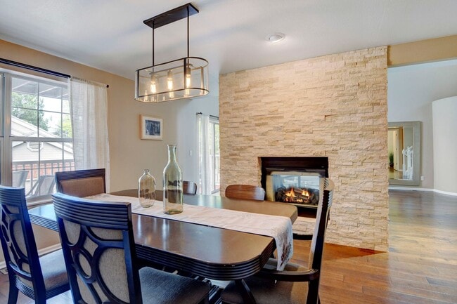 Building Photo - Beautiful luxury townhome style condominiu...