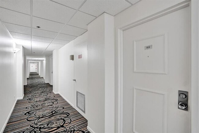 Building Photo - 3200 Port Royale Dr N