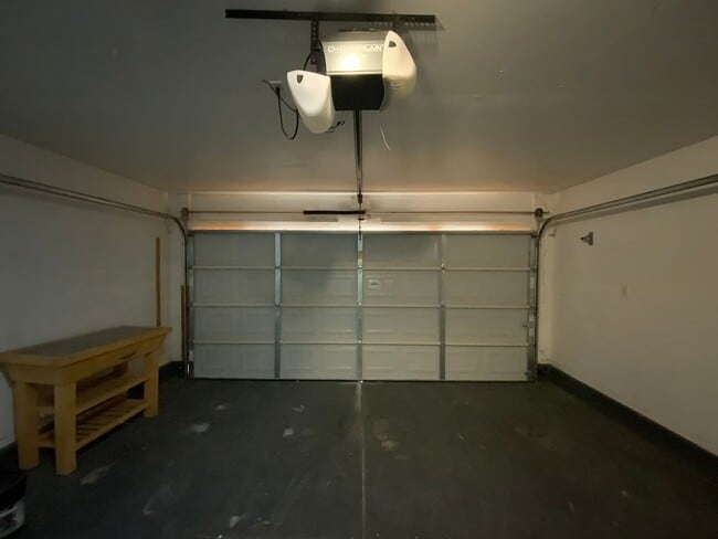 Building Photo - 3 Bedroom Single Story Home Available Near...