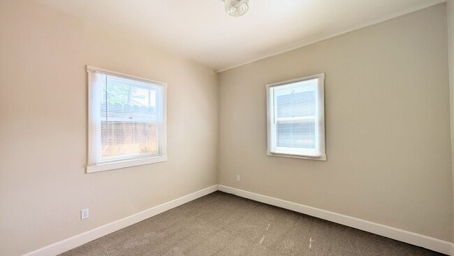 Building Photo - GREAT DOWNTOWN LOCATION!! GATED PARKING!