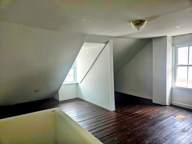 Building Photo - 322 N 14th St