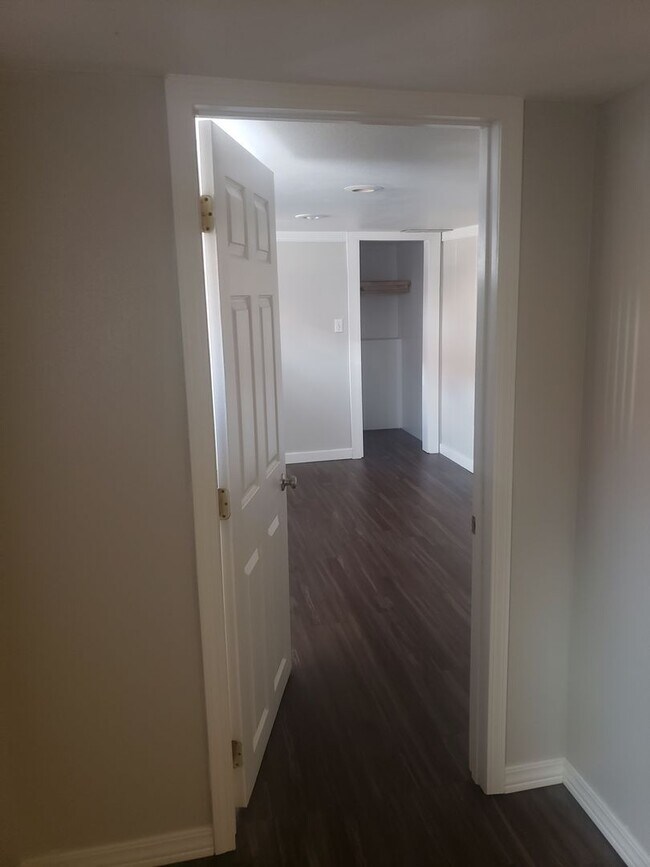 Building Photo - Cute 2 bedroom