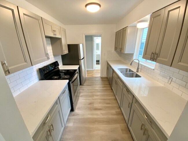 Building Photo - Beautiful Townhouse with Fenced Yard, Gara...